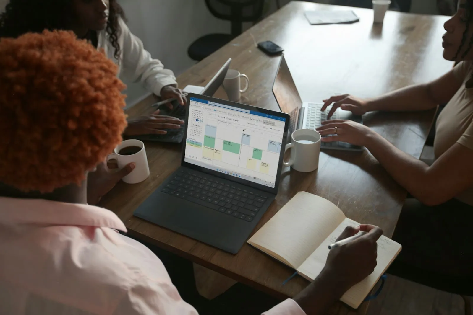 Besprechung mit Planung auf dem Laptop