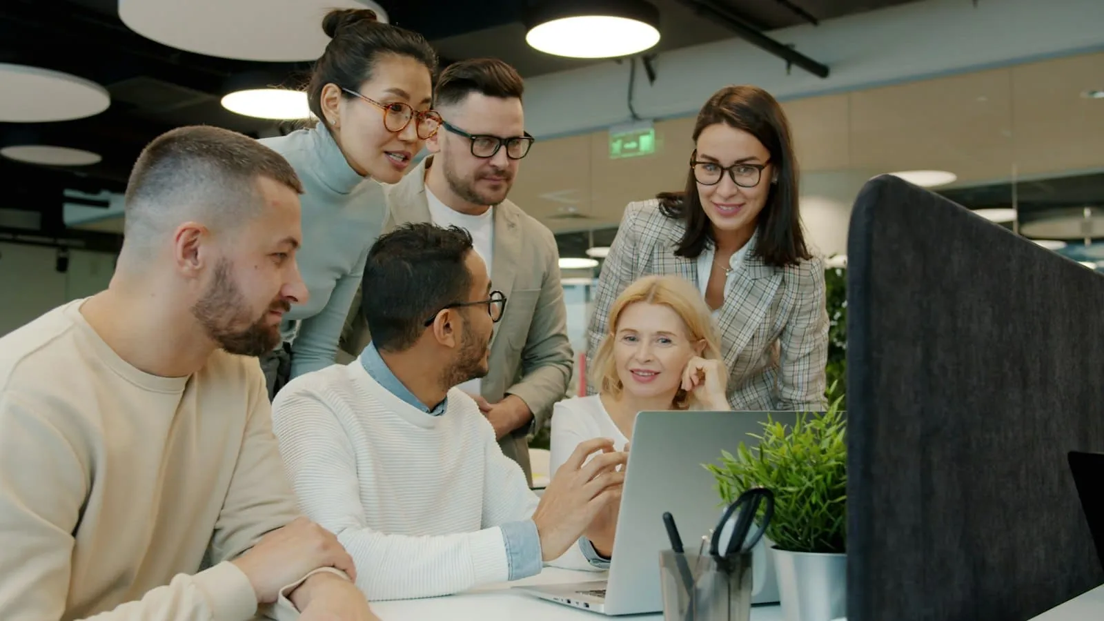 Team prüft gemeinsam Ergebnisse am Laptop